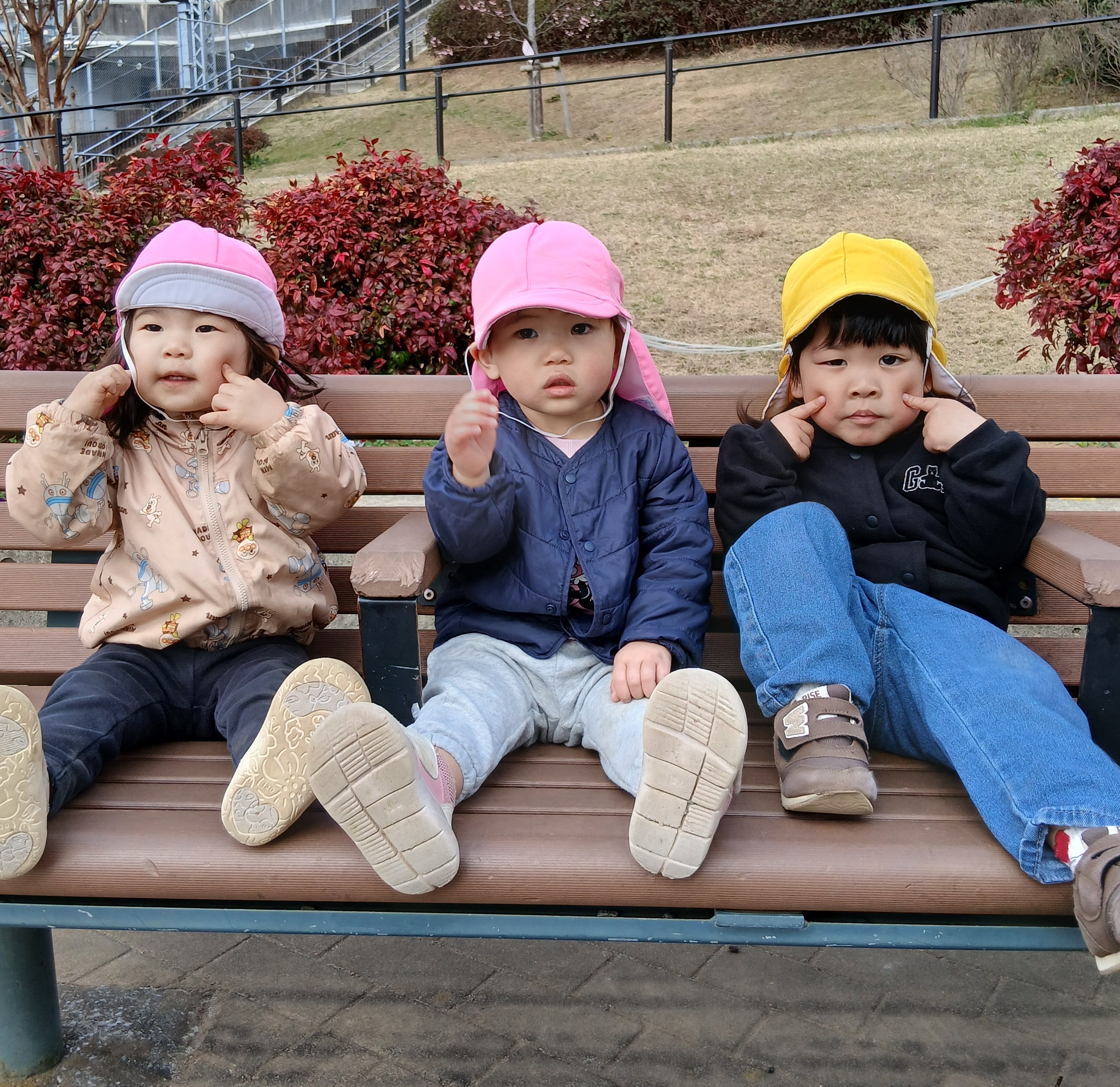 ベンチに座っている子どもたち