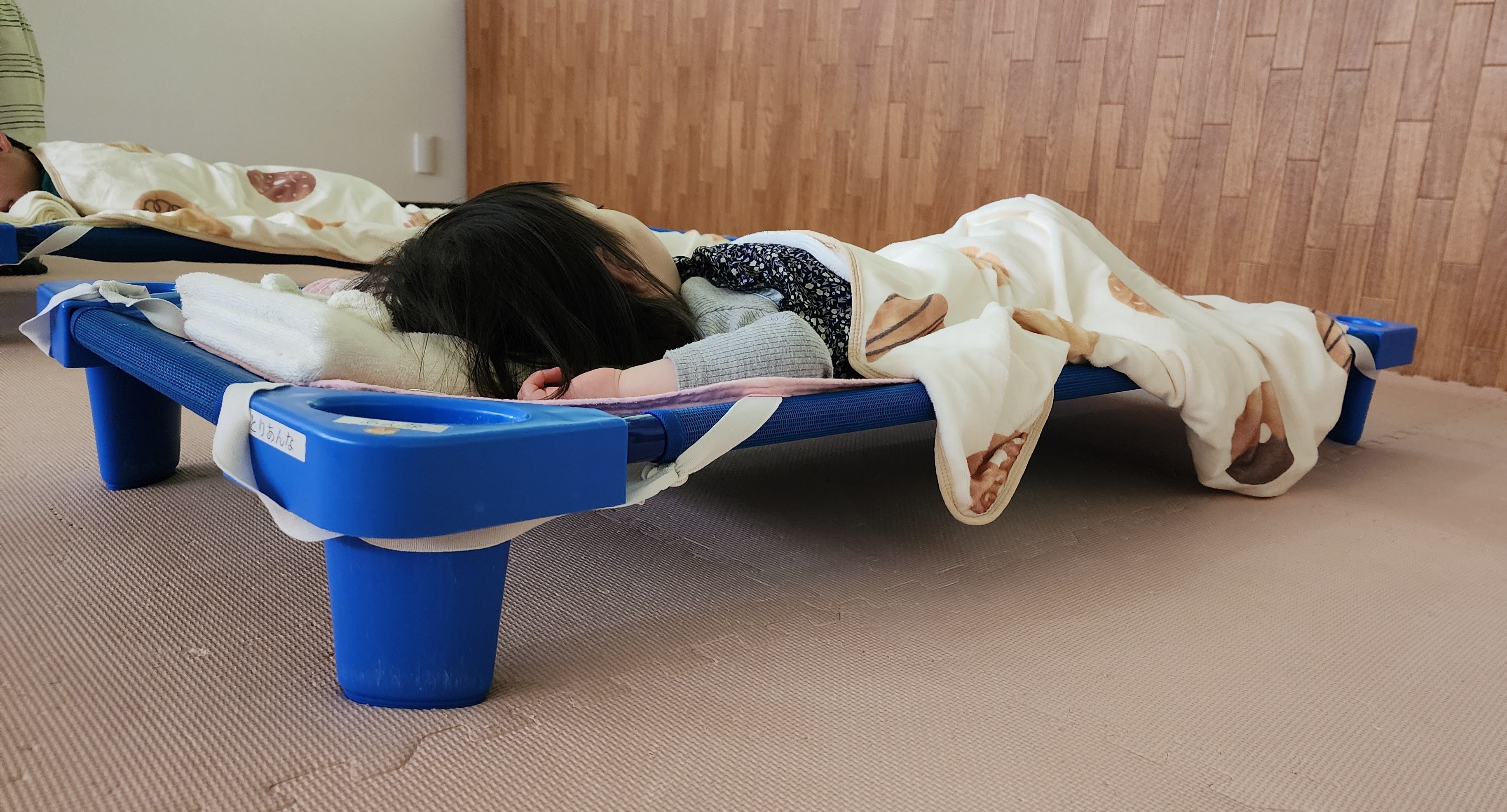 コットでのお昼寝のイメージ