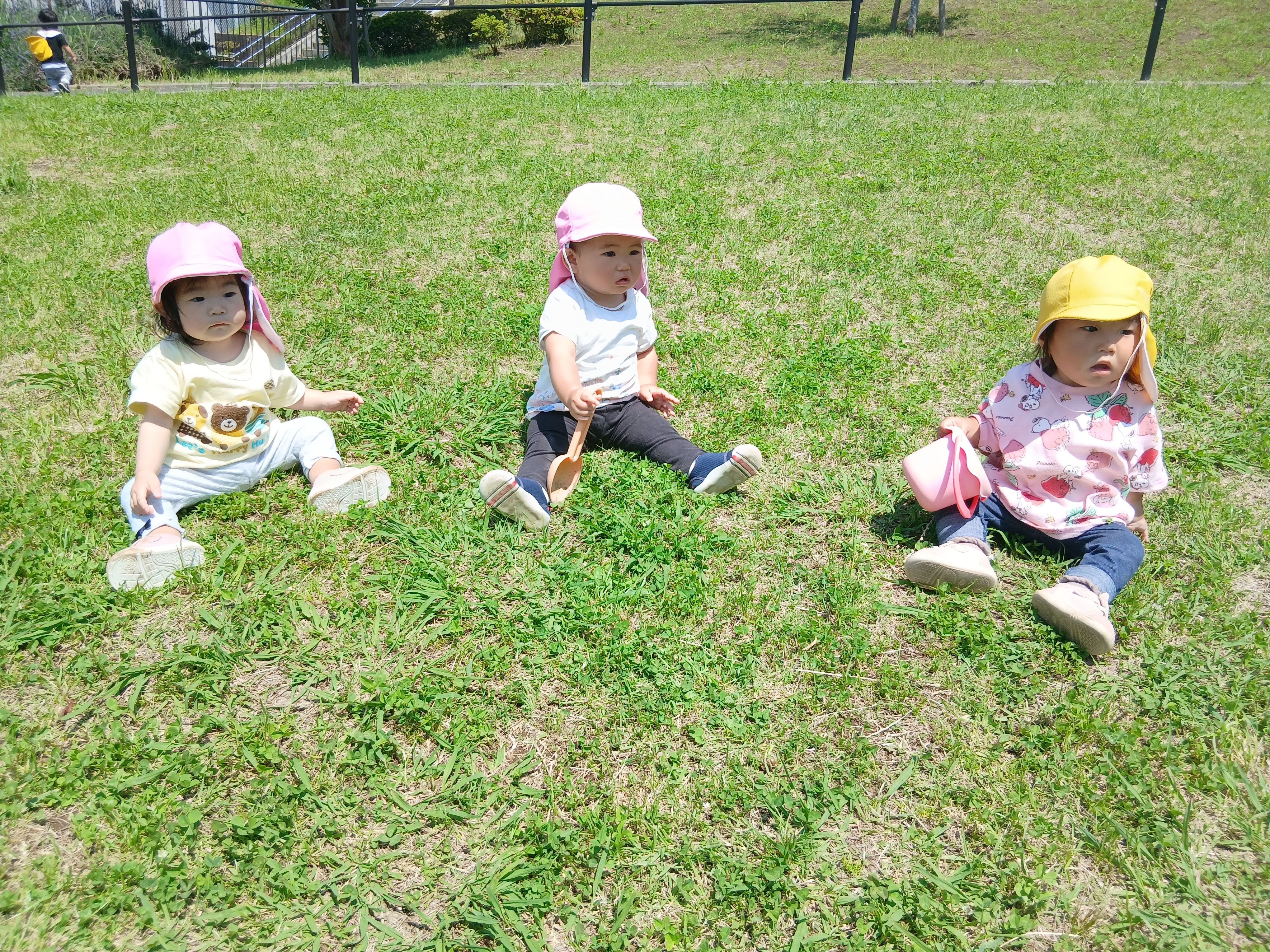 座っている子どもたち
