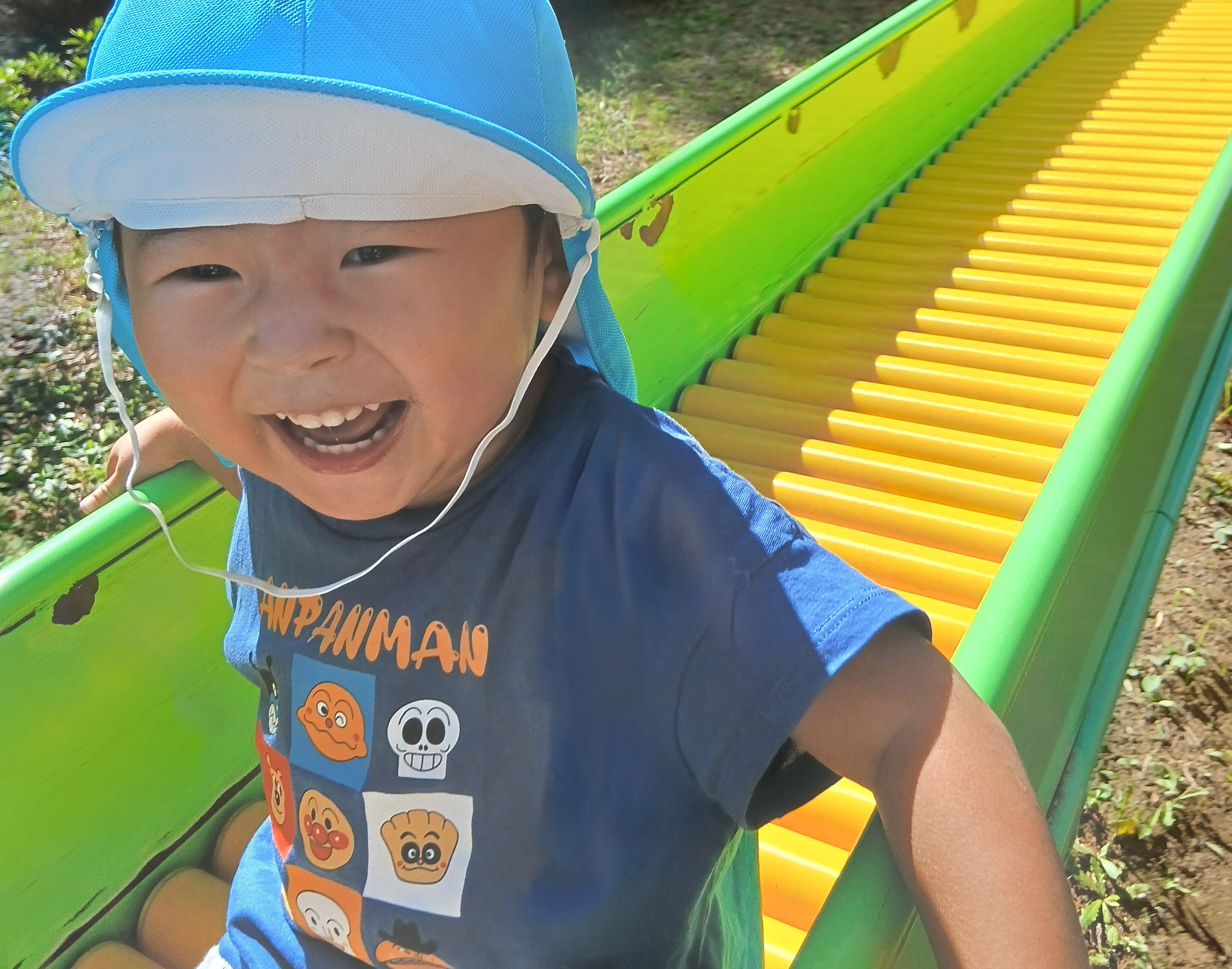 滑り台で遊んでいる子ども